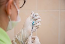 Первую прививку можно сделать только препаратами AstraZeneca и Janssen В Приднестровье началась вакцинация населения