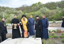 Владыка Савва освятил фундамент будущей часовни в Рыбнице Освещение фундамента под строительство часовни