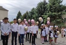 Представители ММЗ поздравили выпускников подшефных школ Представители ММЗ поздравили своих подшефных