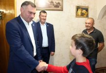 В Рыбнице глава города вручил онкобольным детям президентские подарки Глава поздравил онкобольных детей