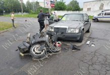 Мотоциклист попал в больницу после столкновения с «Мерседесом» ДТП с участием скутера в Рыбнице