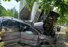 В Бендерах КАМАЗ снёс две машины и перевернулся КАМАЗ врезался в легковушку и перевернулся