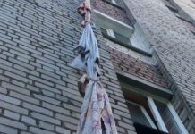Мужчина погиб, спускаясь с балкона по веревке из простыней Погиб спускаясь по простыням