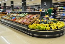 Размещение фруктов и овощей возле входа в магазины побуждает покупателей покупать более здоровую пищу выкладка овощей и фруктов