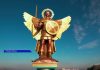 Скульптура Архангела Михаила с высоты птичьего полета