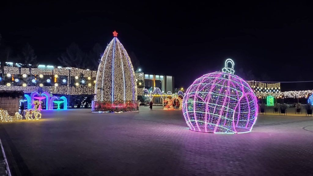 Новогоднее украшение площади в Рыбнице