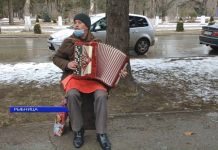 Уличный музыкант: баянист из Каменки покоряет Рыбницу уличный музыкант
