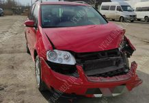 Работница автомойки угнала машину клиента, врезалась в столб и покинула место ДТП Угнала автомобиль и врезалась в столб