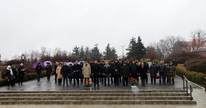 К мемориалу Славы защитникам Отечества возложили цветы и венки