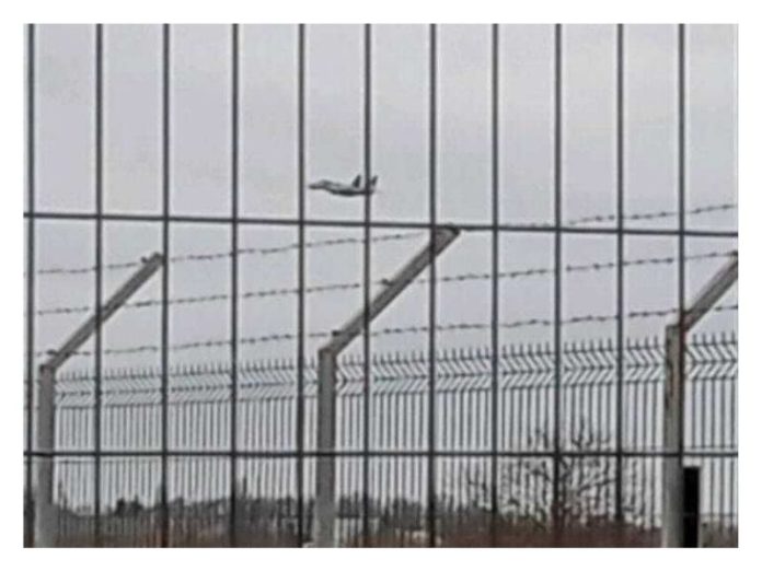 Военный самолет в небе над Молдовой?
