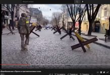 В Одессе на Дерибасовской установили противотанковые ежи Скриншот из видео