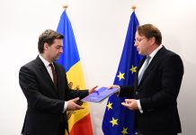 Нику Попеску вручили анкету Европейской комиссии по заявке Молдовы на членство в ЕС Нику Попеску. Фото МИД РМ
