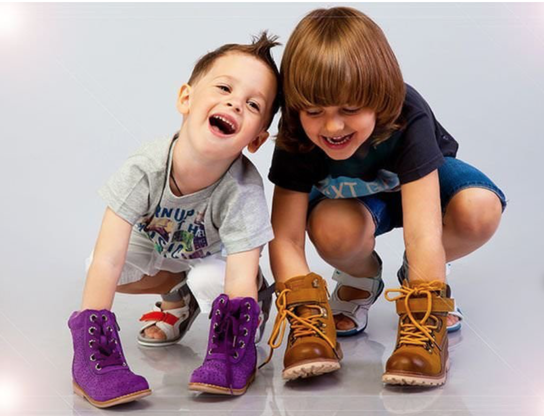 Когда ребенку одевать обувь. Детская обувь. Детская обувь реклама. Детский одежда с обувь. Детская обувь дети.