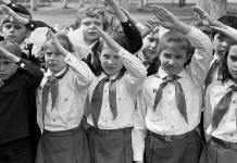 Российские власти намерены реанимировать пионерское движение