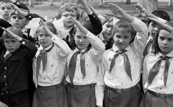 Российские власти намерены реанимировать пионерское движение