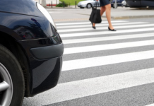 Молодая женщина чудом увернулась от машины в Карагаше молодая, женщина, Карагаше, машину