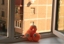 Девочка выпала из окна, пока мама была в магазине окна девочка мама