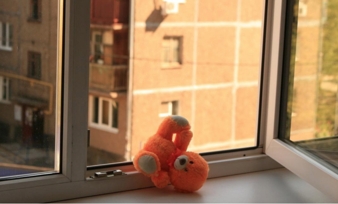 дети окна девочка мама