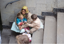 В России милостыню просят нищие с молдавскими детьми милостыню, нищие детьми Молдовы