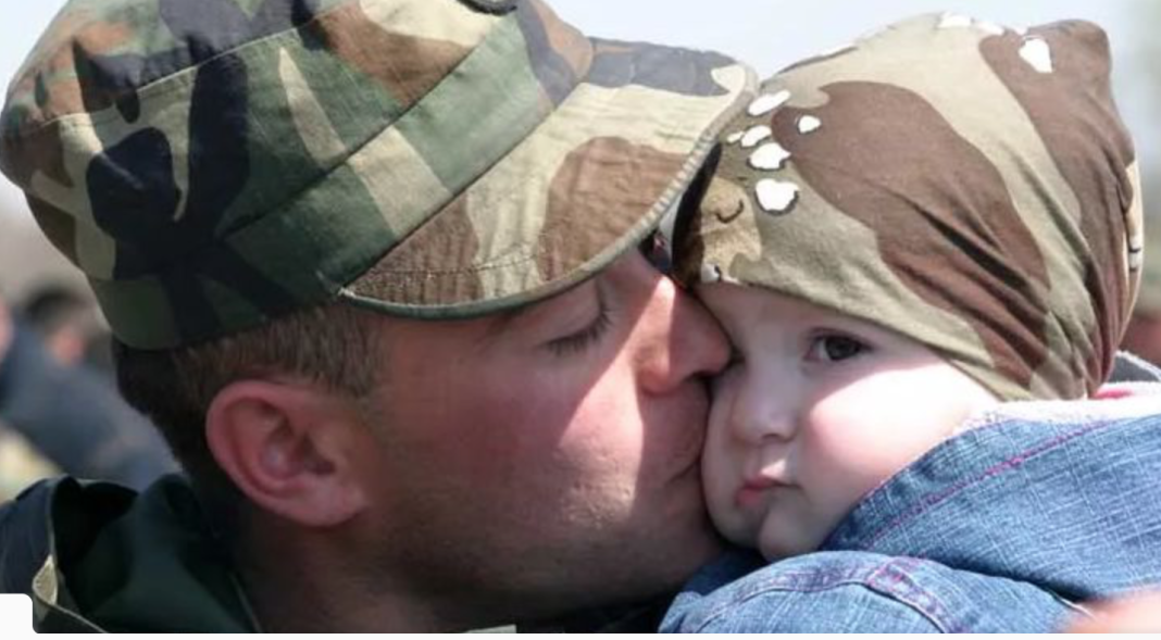 Видео солдат мама мам. Солдат с ребенком. Военный с ребенком. Российский солдат с ребенком. Дети военнослужащих.