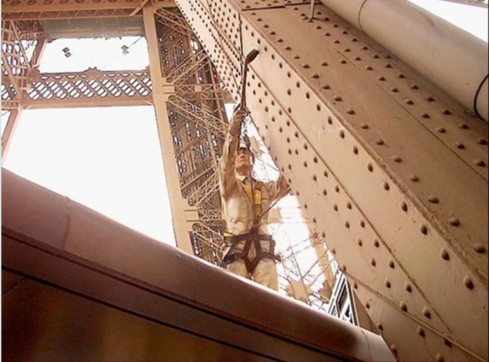 башня Париж, башня ремонт серьёзный Эйфелева ржавчиной