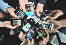 Люди проводят в смартфонах половину рабочего дня люди приложений мобильных миру