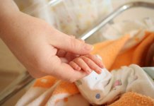 Маленького ребёнка в Каменке ударило током ребёнка малыша ударило током