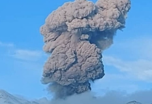 Школьная линейка с вулканом на заднем плане вулкан школьная линейка Эбеко Северо Курильск