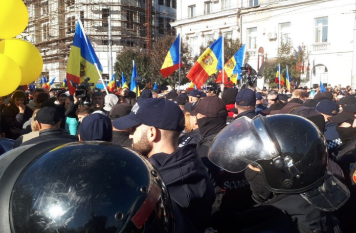 в Кишинёве митингующие