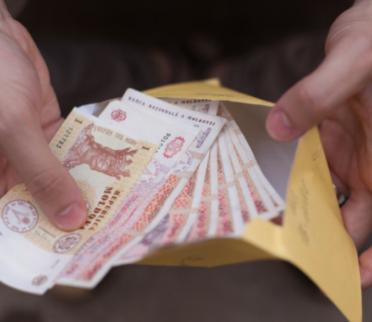 В Молдове планируют повысить минимальную зарплату до 10 тысяч леев зарплата