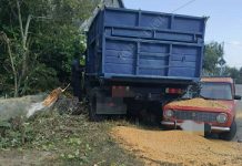 Груженый «ЗИЛ» врезался в забор авария ЗИЛ