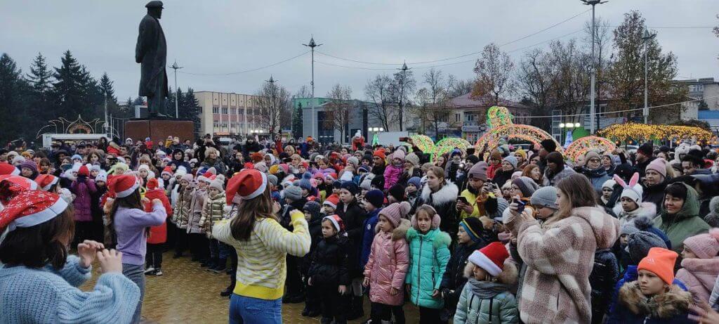 В Рыбнице зажгли огни на главной городской ёлке