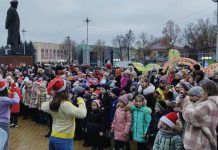 В Рыбнице зажгли огни на главной городской ёлке В Рыбнице зажгли огни на главной городской ёлке