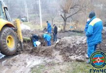 В селе Рашков рабочие повредили газопровод газопровод. Фото ГУП ЧС
