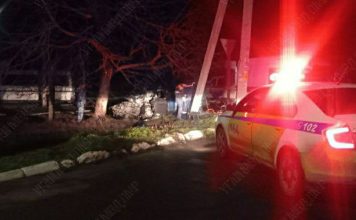 В Рыбнице Mazda влетела в дерево Mazda. Фото пресс-центр МВД ПМР