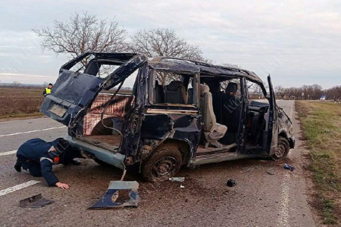 «Мерседес» перевернулся.