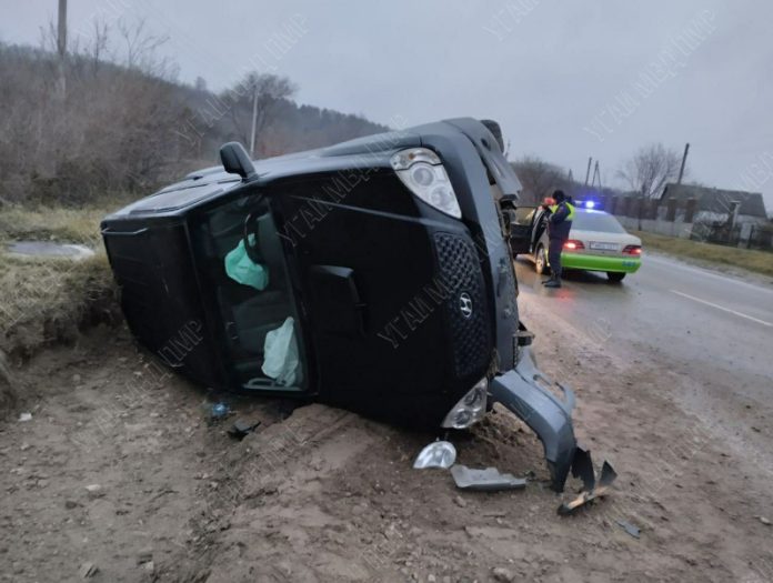 На скользкой дороге перевернулась иномарка иномарка перевернулась на скользкой дороге