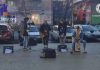 Уличные музыканты на городской площади в Рыбнице 2 января 2023 года Уличные музыканты