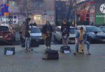 Уличные музыканты на городской площади в Рыбнице 2 января 2023 года Уличные музыканты