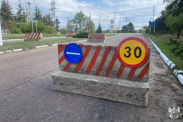 бетонные блоки, Приднестровье, проезжей части