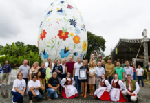 Самое большое в мире пасхальное яйцо было установлено в Бразилии большое яйцо, Бразилия