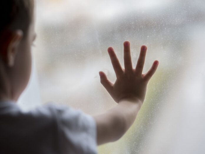 Ребенок выпал из окна. Фото Sputnik / Владислав Воднев / ребенок, выпал из окна