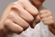 Подростки попросили сигарету мужчина