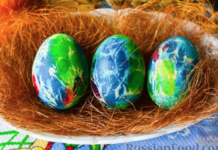 Красить пасхальные яйца надо безопасно яйца