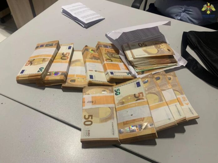 Конфискованные деньги. Фото_ Таможенная служба Конфискованные деньги. Фото_ Таможенная служба