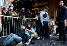 В Париже климатических активистов отгоняли газом экоактивисты