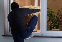 Хотел ограбить храбрую медсестру мужчина МВД