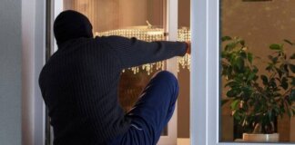 Хотел ограбить храбрую медсестру мужчина МВД