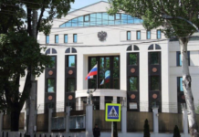 Власти прекратят «неуместные подарки» от посольства России рм