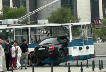 В Кишиневе автомобиль влетел в троллейбус машина въехала в троллейбус, кино